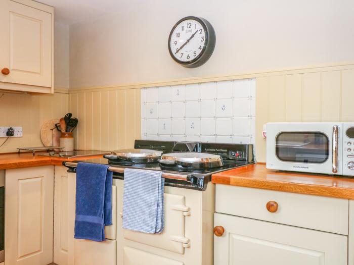 Horseshoe Cottage nr Hook Norton, Warwickshire. Two-bedroom home with woodburning stove. Near a pub.