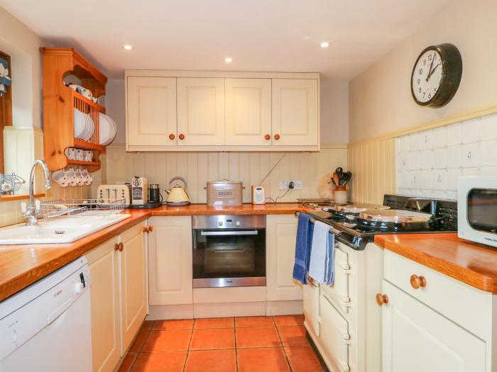 Horseshoe Cottage nr Hook Norton, Warwickshire. Two-bedroom home with woodburning stove. Near a pub.