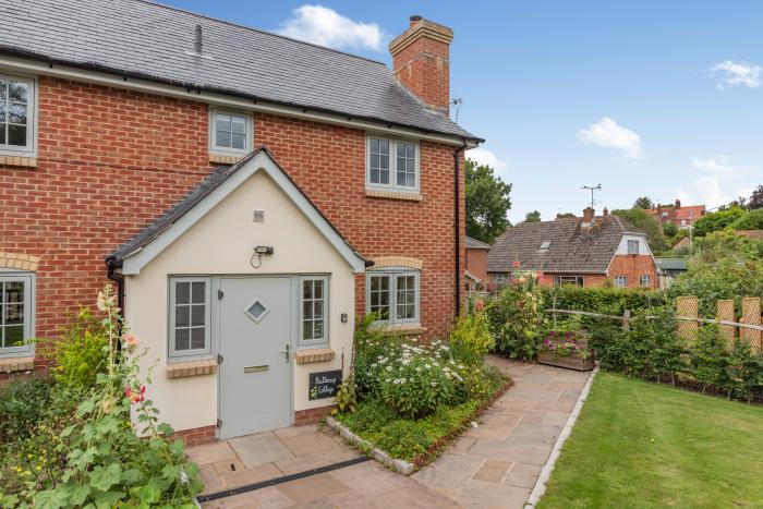 Buttercup Cottage rests in Redlynch, Wiltshire. Three-bedroom home resting rurally. Family-friendly.