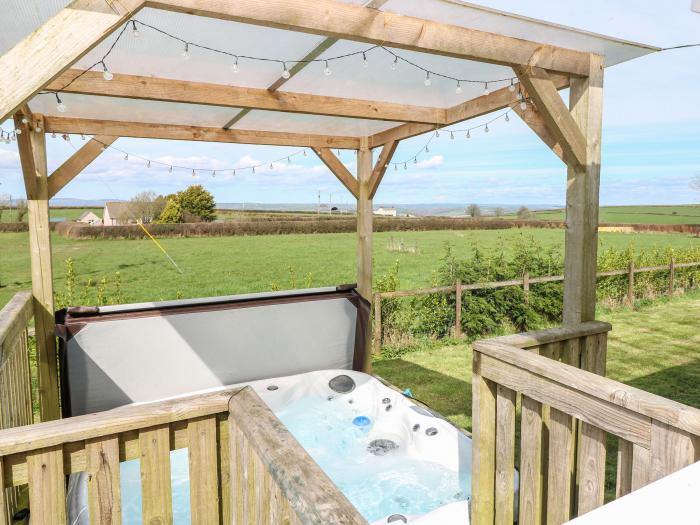 Mountain View Lodge in Tavernspite near Whitland in Pembrokeshire, dog-friendly, decking, 3bedrooms.