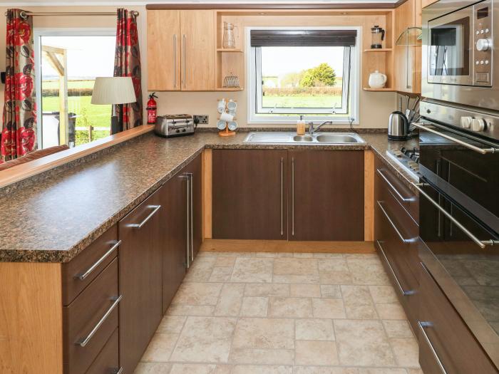 Mountain View Lodge in Tavernspite near Whitland in Pembrokeshire, dog-friendly, decking, 3bedrooms.