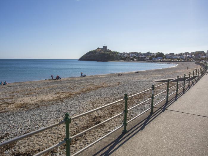 Brook Cottage, Criccieth, Gwynedd. Near to a National Park. Close to castle, beach, golf course. TV.