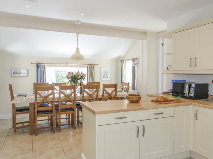 Glanrhyd Isaf, Llanfair Yn Neubwll, Angelsey. Large property. Stunning sea views. Pet-friendly. WiFi