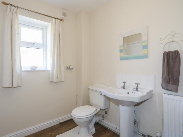 Glanrhyd Isaf, Llanfair Yn Neubwll, Angelsey. Large property. Stunning sea views. Pet-friendly. WiFi