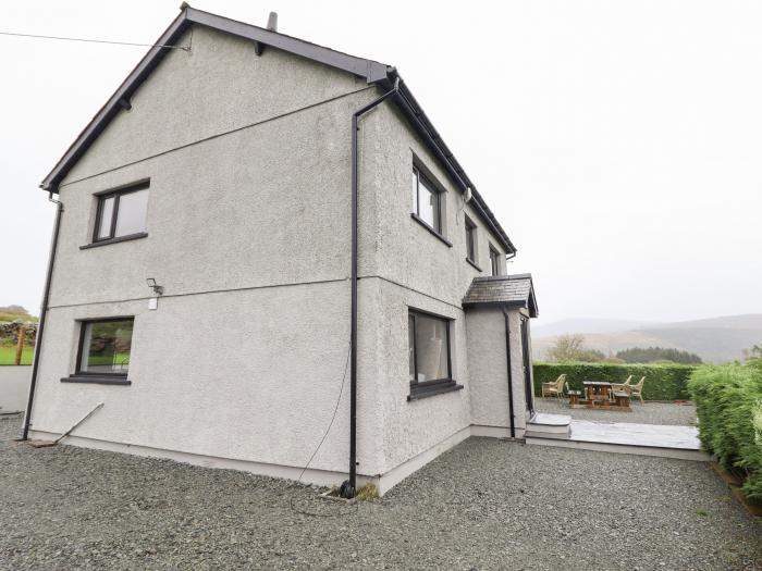 Craig Yr Ronwy is near Bala, Gwynedd. Four-bedroom home enjoying lakeside views. Rural. Pet-friendly