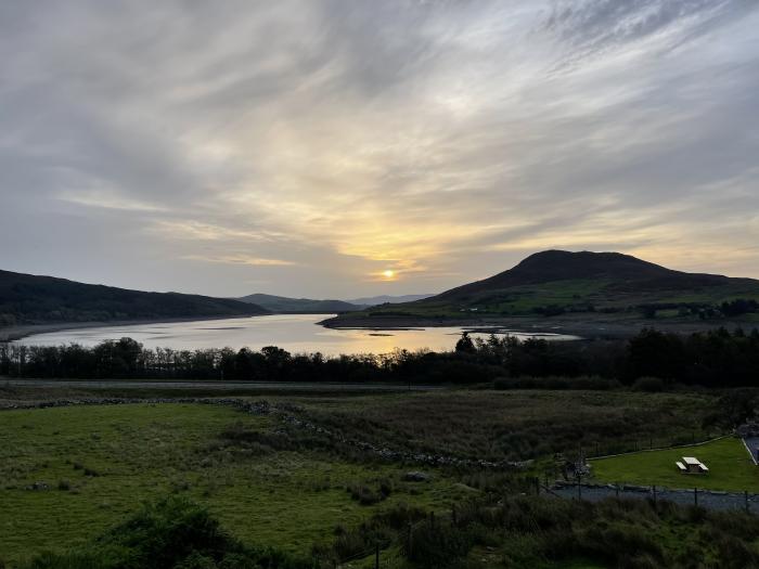 Craig Yr Ronwy is near Bala, Gwynedd. Four-bedroom home enjoying lakeside views. Rural. Pet-friendly