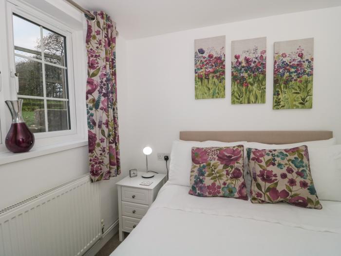 Moorcrest rests in Littleham, Bideford, Devon. Single-storey. Pet-free. Romantic. Countryside views.