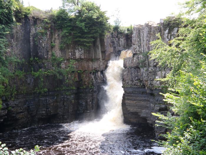 Ivy Cottage in Ingleton, County Durham. Dog-friendly. Enclosed rear garden. WiFi and three bedrooms.