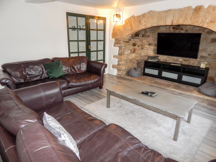 Ivy Cottage in Ingleton, County Durham. Dog-friendly. Enclosed rear garden. WiFi and three bedrooms.