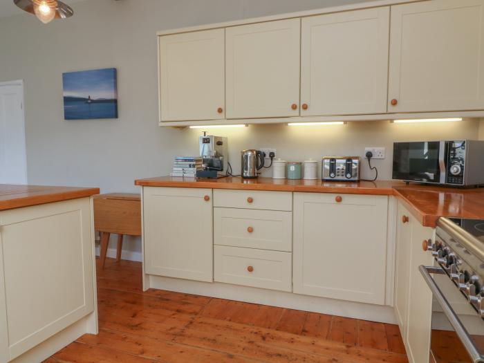 1 Bailey's Cottage in Stoke Fleming, Devon. Close to amenities and a beach. In the South Devon AONB.