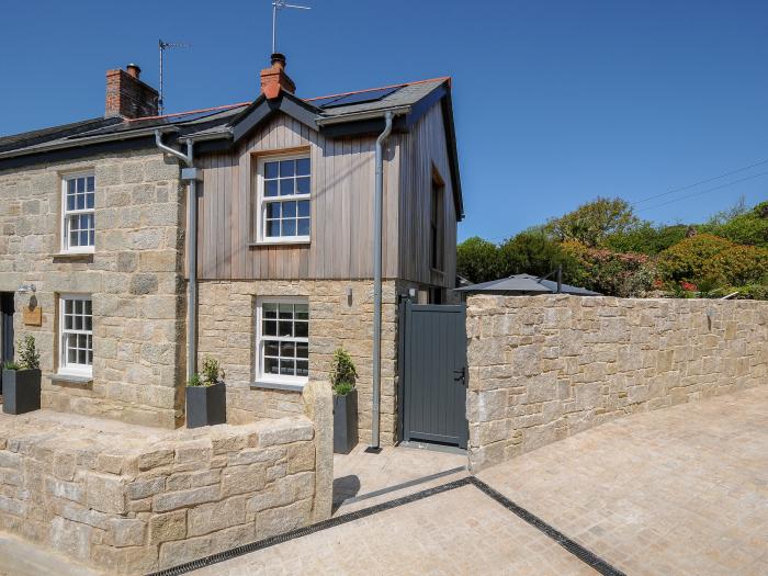 Stargazy Cottage, Breage near Praa Sands, Cornwall. Hot tub. Garden. EV charging. Smart TV. Openplan