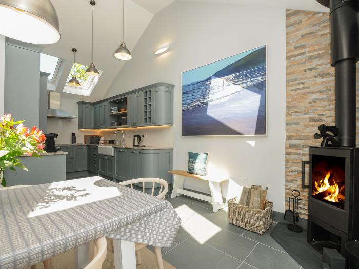 Stargazy Cottage, Breage near Praa Sands, Cornwall. Hot tub. Garden. EV charging. Smart TV. Openplan