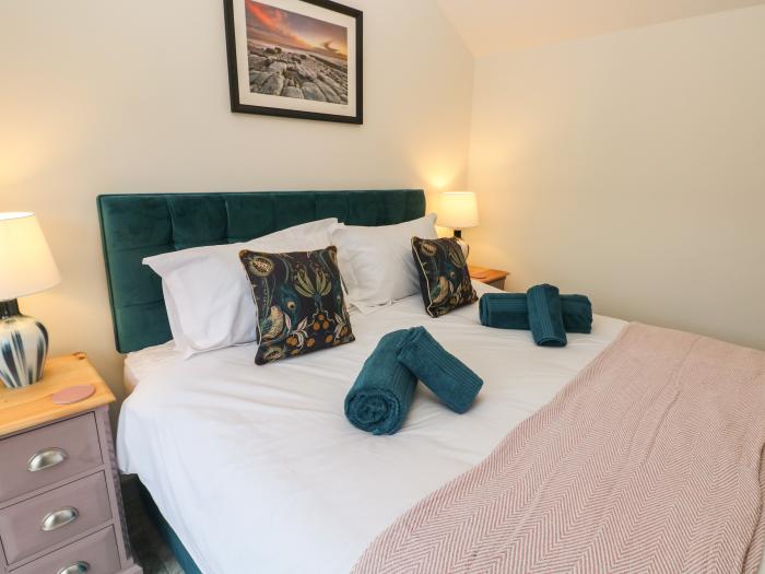 The Cwtch in St Brides Major, Vale of Glamorgan, pet-friendly, off-road parking, garden with hot tub