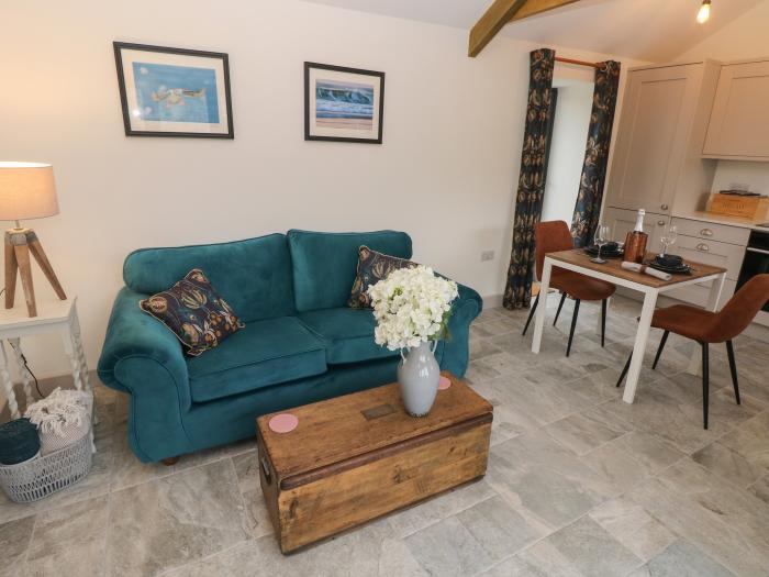 The Cwtch in St Brides Major, Vale of Glamorgan, pet-friendly, off-road parking, garden with hot tub