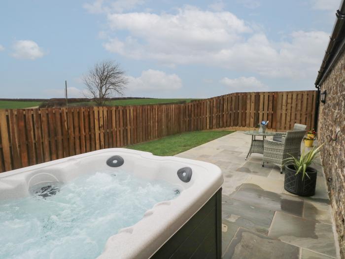 The Cwtch in St Brides Major, Vale of Glamorgan, pet-friendly, off-road parking, garden with hot tub