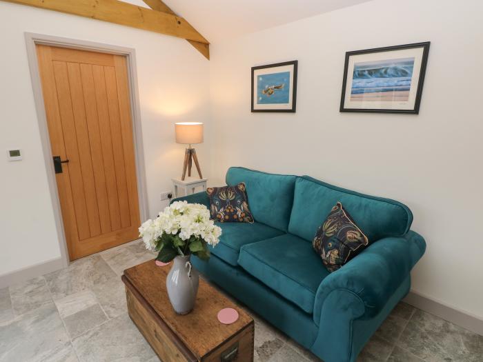 The Cwtch in St Brides Major, Vale of Glamorgan, pet-friendly, off-road parking, garden with hot tub