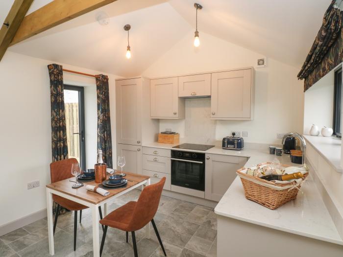 The Cwtch in St Brides Major, Vale of Glamorgan, pet-friendly, off-road parking, garden with hot tub