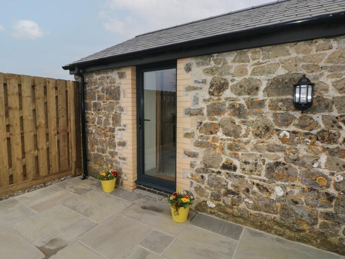 The Cwtch in St Brides Major, Vale of Glamorgan, pet-friendly, off-road parking, garden with hot tub