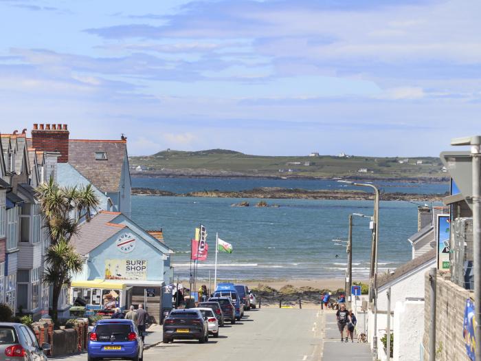 Christ Church, Rhosneigr, Sir Ynys Mon. Unique dwelling. Close to shops, pubs and a beach. Smart TV.