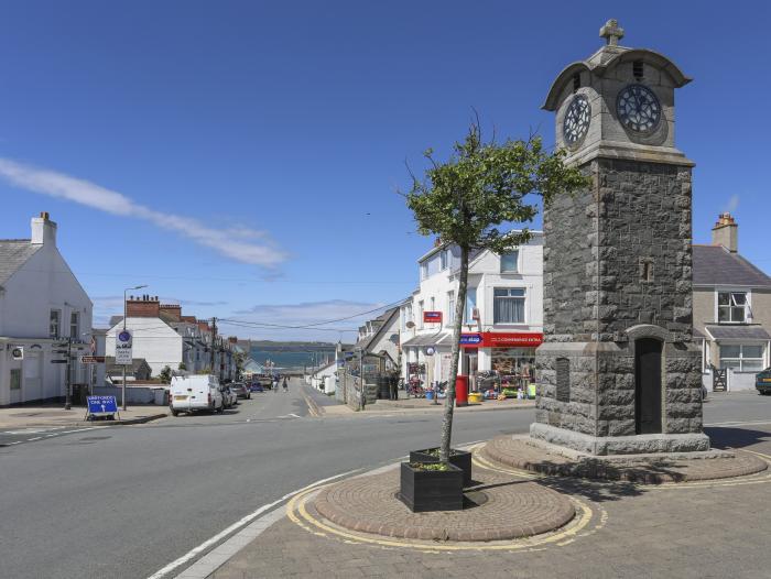 Christ Church, Rhosneigr, Sir Ynys Mon. Unique dwelling. Close to shops, pubs and a beach. Smart TV.