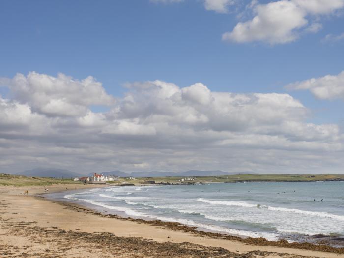 Christ Church, Rhosneigr, Sir Ynys Mon. Unique dwelling. Close to shops, pubs and a beach. Smart TV.