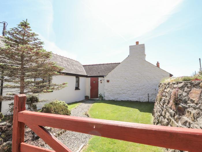 Bwthyn Alarch, St David's, Pembrokeshire. Two-bedroom home near amenities. Hot tub. Family-friendly.