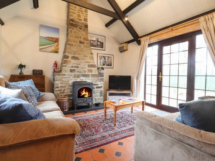 Bwthyn Alarch, St David's, Pembrokeshire. Two-bedroom home near amenities. Hot tub. Family-friendly.