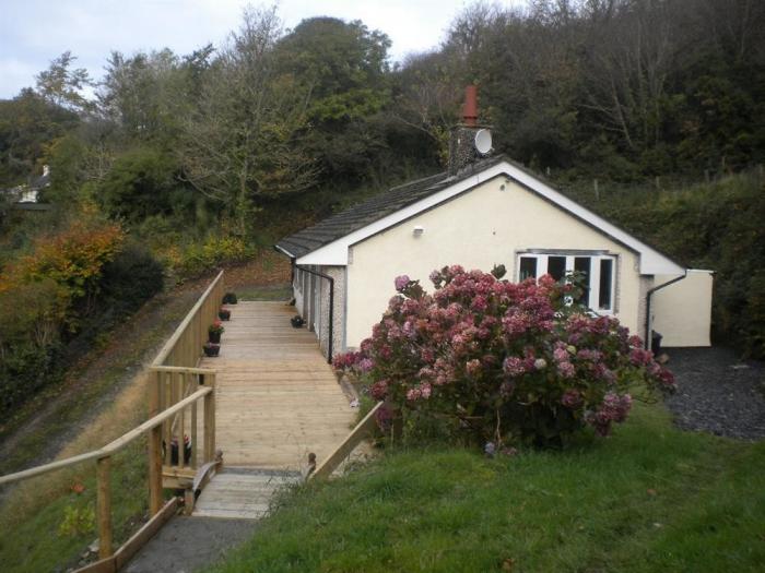 Shell Cottage in Fishguard, Pembrokeshire. 3 bedrooms. Dog-friendly. Close beach and coast. Barbecue