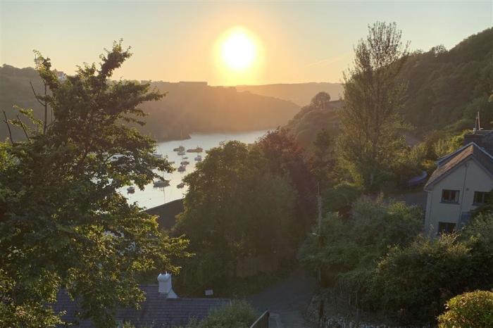 Shell Cottage in Fishguard, Pembrokeshire. 3 bedrooms. Dog-friendly. Close beach and coast. Barbecue