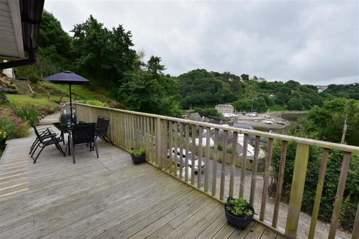 Shell Cottage in Fishguard, Pembrokeshire. 3 bedrooms. Dog-friendly. Close beach and coast. Barbecue