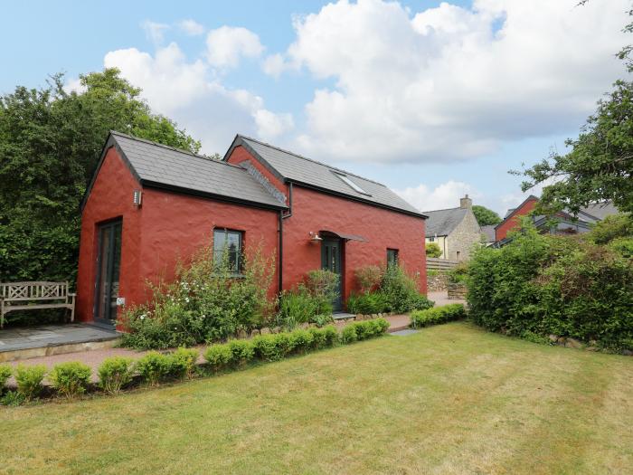 Nevern House, Newport, Pembrokeshire. 4 bedrooms. Barbecue. Parking. In Pembrokeshire National Park.