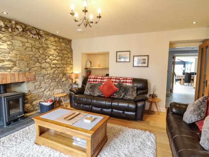 Nevern House, Newport, Pembrokeshire. 4 bedrooms. Barbecue. Parking. In Pembrokeshire National Park.