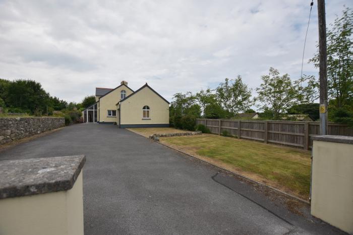 Glan Helyg in Newport, Pembrokeshire. Garden with a barbecue. One dog. Near a beach. Family-friendly