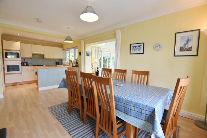 Glan Helyg in Newport, Pembrokeshire. Garden with a barbecue. One dog. Near a beach. Family-friendly