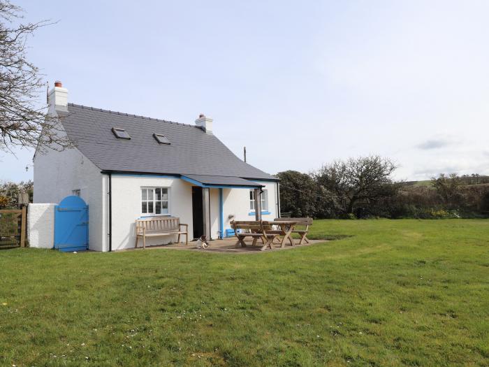 Ty Gwyn, Trefasser near Goodwick, Pembrokeshire. Off-road parking. Dog-friendly. Close to amenities.