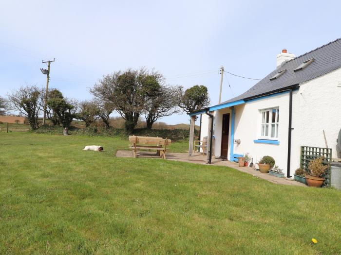 Ty Gwyn, Trefasser near Goodwick, Pembrokeshire. Off-road parking. Dog-friendly. Close to amenities.