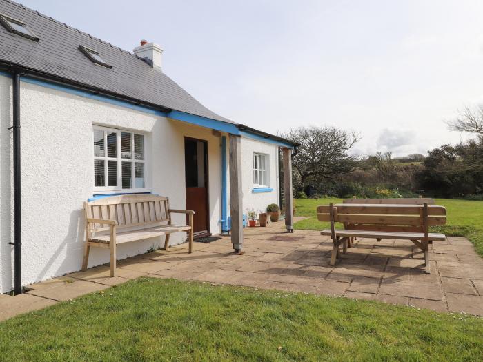 Ty Gwyn, Trefasser near Goodwick, Pembrokeshire. Off-road parking. Dog-friendly. Close to amenities.