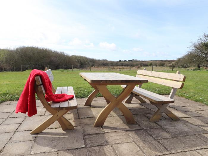 Ty Gwyn, Trefasser near Goodwick, Pembrokeshire. Off-road parking. Dog-friendly. Close to amenities.