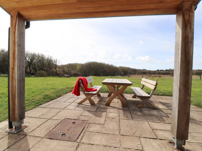 Ty Gwyn, Trefasser near Goodwick, Pembrokeshire. Off-road parking. Dog-friendly. Close to amenities.