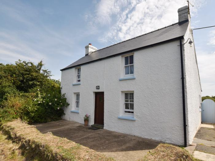 Ty Gwyn, Trefasser near Goodwick, Pembrokeshire. Off-road parking. Dog-friendly. Close to amenities.