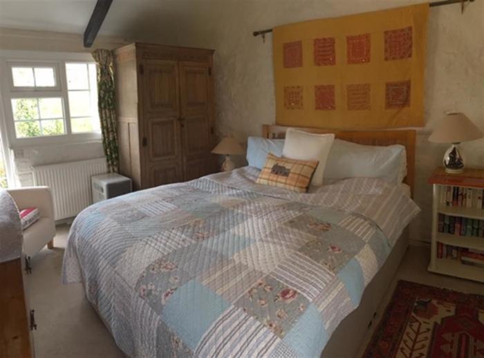 Ty-Newydd Cottage, near Newport, Pembrokeshire. Close to amenities, and a beach. Near National Park.