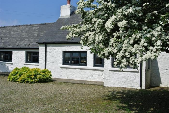 Ty-Newydd Cottage, near Newport, Pembrokeshire. Close to amenities, and a beach. Near National Park.