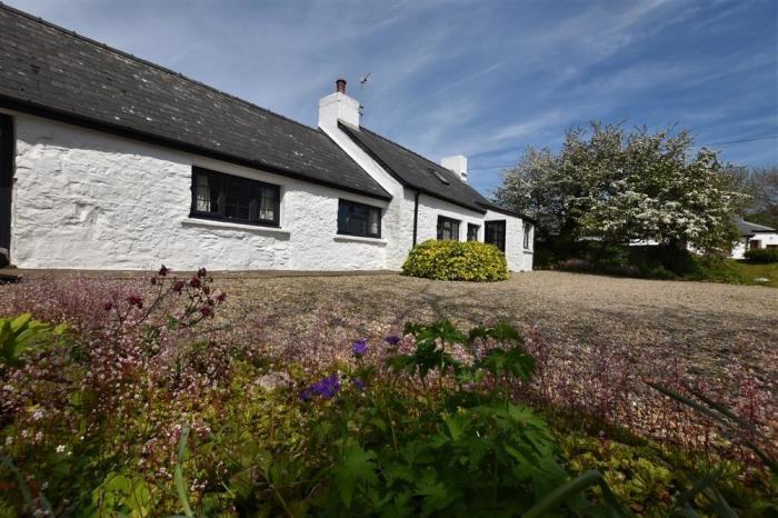 Ty-Newydd Cottage, near Newport, Pembrokeshire. Close to amenities, and a beach. Near National Park.