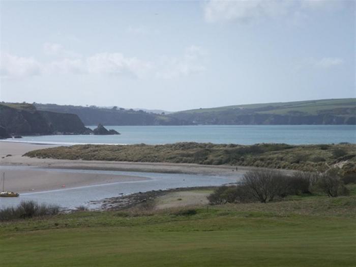 Ty-Newydd Cottage, near Newport, Pembrokeshire. Close to amenities, and a beach. Near National Park.