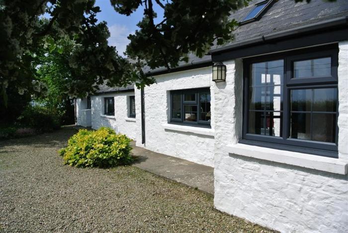 Ty-Newydd Cottage, near Newport, Pembrokeshire. Close to amenities, and a beach. Near National Park.