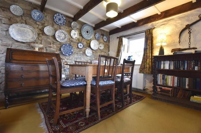 Ty-Newydd Cottage, near Newport, Pembrokeshire. Close to amenities, and a beach. Near National Park.