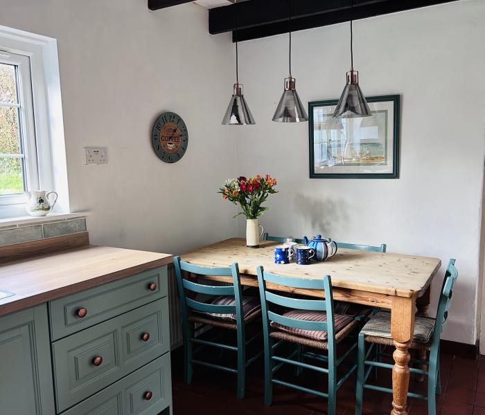 Ty-Newydd Cottage, near Newport, Pembrokeshire. Close to amenities, and a beach. Near National Park.