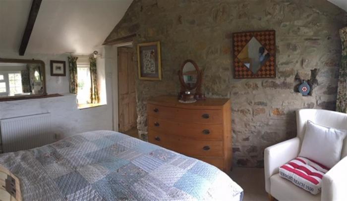 Ty-Newydd Cottage, near Newport, Pembrokeshire. Close to amenities, and a beach. Near National Park.