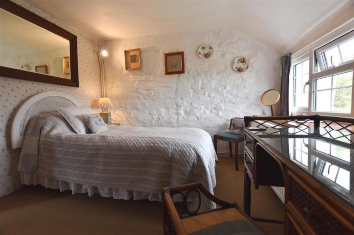 Ty-Newydd Cottage, near Newport, Pembrokeshire. Close to amenities, and a beach. Near National Park.