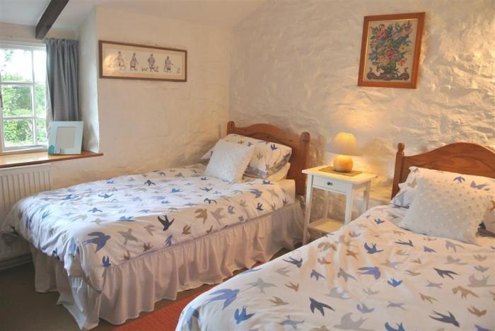 Ty-Newydd Cottage, near Newport, Pembrokeshire. Close to amenities, and a beach. Near National Park.